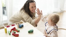 Ce salariu are o bonă în România? Iată câți bani ar trebui să scoată părinții din buzunare